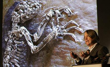 Dr. Jorn Hurum z univerzity v Oslu pednáí o 47 milion let staré fosílii Ida (19. kvtna 2009)
