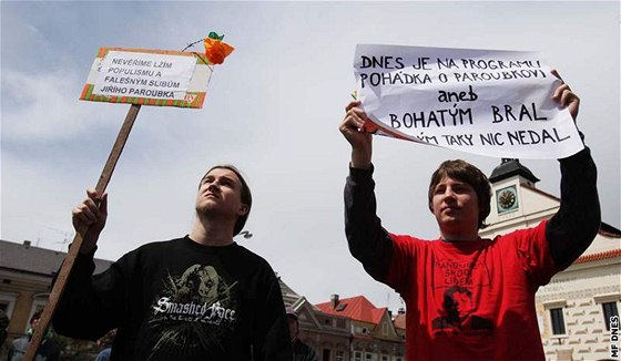 Mladí lidé proti Paroubkovi protestují dlouhodobě.