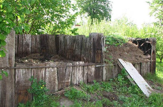Staré prace díve konily na zahradách, nyní jsou nebezpeným odpadem. Ilustraní foto