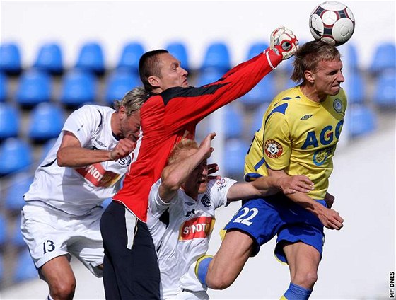 Miroslav Filipko nkolikrát elil nebezpeným pokusm fotbalist Teplic.