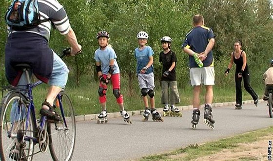 Ve Valaském Meziíí vzniklo nových osm kilometr cyklostezky Beva. Je vhodná pro bruslae i cyklisty. Ilustraní foto.