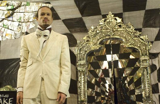 Heath Ledger ve své poslední, nedokončené roli. Za zrcadlem ji za něj dohrálo trio Law-Farrell-Depp.