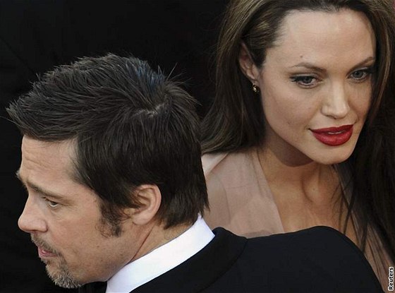 Brad Pitt a Angelina Jolie pijeli na premiéru filmu Hanebný pancharti spolu, aby dokázali, e nemají manelskou krizi.