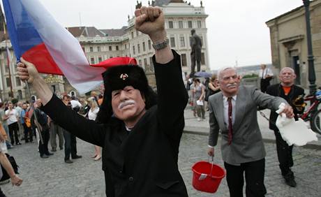Happening umlc v gumovch maskch na Praskm Hrad. Parodovali prezidenta Vclava Klause. (21.5.2009)
