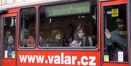Peplnn autobus zajiujc nhradn dopravu mezi Smchovskm ndram a evnicemi.