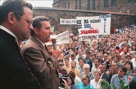 Lech Walesa promlouv ke stvkujcm loam v srpnu 1988.