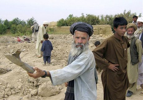 Afghánec ukazuje botu, kterou nalezl v troskách domu ve mst Bala Baluk