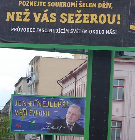 Blzko sebe se sely billboardy KSM a asopisu v Pardubicch (duben 2009)