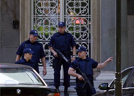 Policisté střeží vchod do rezidence srbského prezidenta