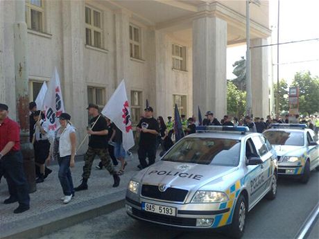 I pes zkaz se pznivci Dlnick strany vydali na pochod k eskmu rozhlasu.