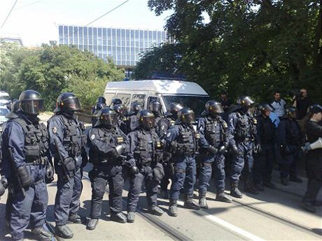 Policie na nepovolen pochod povolala tkoodnce.
