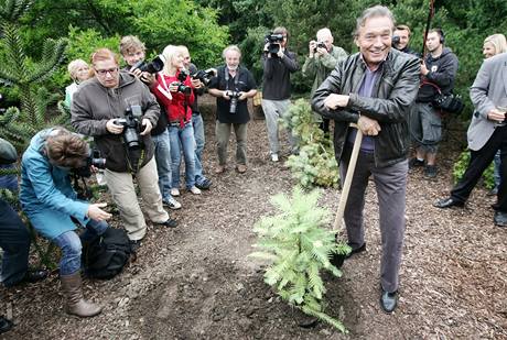 Karel Gott v prask Botanick zahrad, v davu byla i jeho fanynka 