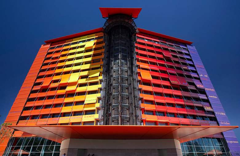 Hotel Puerta América navrený Jeanem Nouvelem záí barevnou fasádou.