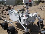 Model nového průzkumného vozítka Curiousity v testovacím areálu v Kalifornii