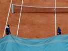 Roland Garros, dé: organizátoi pikrývají plachtou kurt