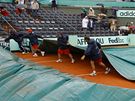 Dé na Roland Garros:organizátoi pikrývají kurt