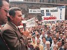 Lech Walesa promlouvá ke stávkujícím loam v srpnu 1988.