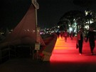 Cannes 2009 - rud nasvícená promenáda