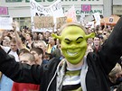 Demonstrant Shrek na "vajíkovém" mítinku SSD v Praze na Andlu (27. kvtna 2009)