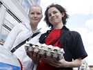 Dívky s platem vajec na mítinku SSD v Praze na Andlu (27. kvtna 2009)