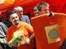 Mladí lenové SSD s vodními pistolemi v úvodu mítinku SSD v Praze na Andlu (27. kvtna 2009)