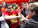 Mladí lenové SSD s vodními pistolemi v úvodu mítinku SSD v Praze na Andlu (27. kvtna 2009)