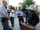 Policisté kontrolují Martina Rybu z divadla Maxe Fische na pedvolebním mítinku SSD v Duchcov (25. 5. 2009)