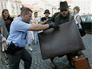 Policisté zasahují proti Martinu Rybovi z divadla Maxe Fische na pedvolebním mítinku SSD v Duchcov (25. 5. 2009)