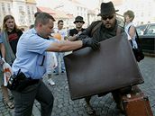 Policist zasahuj proti Martinu Rybovi z divadla Maxe Fische na pedvolebnm mtinku SSD v Duchcov (25. 5. 2009)