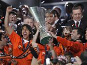 Fotbalisté �achtaru Don�ck slaví triumf v Poháru UEFA.