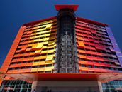 Hotel Puerta América navr�ený Jeanem Nouvelem zá�í barevnou fasádou.