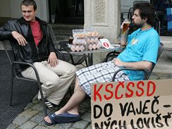 Odpůrci ČSSD s transparentem a vejci na mítinku v Liberci. (28.5.2009)