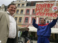 Odpůrce ČSSD s transparentem na mítinku v Liberci, kam dorazil místopředseda ČSSD Zdeněk Škromach. (28.5.2009)