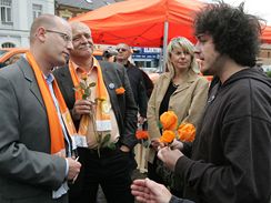 Pedvolebn mtink SSD ve Dvoe Krlov. Mstopedseda socilnch demokrat Bohuslav Sobotka diskutuje s jednm z pchozch. (29.5.2009)