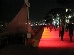 Cannes 2009 - rudě nasvícená promenáda