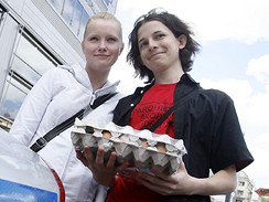 Dívky s platem vajec na mítinku ČSSD v Praze na Andělu (27. května 2009)