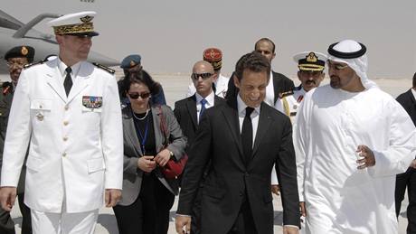 Francouzský prezident Sarkozy otevírá základnu v Abú Dhabi (26. kvtna 2009)