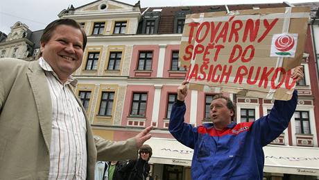 Odprce SSD s transparentem na mítinku v Liberci, kam dorazil místopedseda SSD Zdenk kromach. (28.5.2009)
