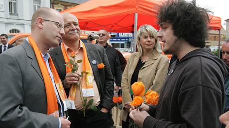 Pedvolební mítink SSD ve Dvoe Králové. Místopedseda sociálních demokrat Bohuslav Sobotka diskutuje s jedním z píchozích. (29.5.2009)