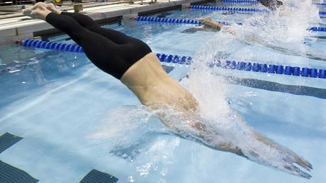 Michael Phelps v plavkách starých pt let.