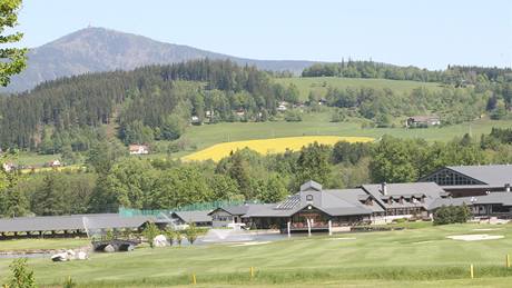 VE STÍNU LYSÉ HORY. U obce eladná v Beskydech se nachází Prosper Golf Resort eladná, golfový areál o rozloze 140 hektar.