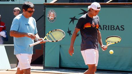 Rafael Nadal (vpravo) a jeho trenér a strýc Toni Nadal