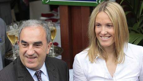 Justine Heninová a prezident francouzské federace Jean Gachassin pi slavnostním ceremoniálu, kdy byla po Belgiance pojmenovaná jedna z cest v areálu Rolanda Garrose.
