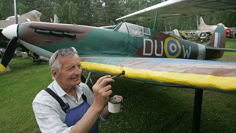 Karel Tarantík pi posledních úpravách makety stíhacího letounu Spitfire