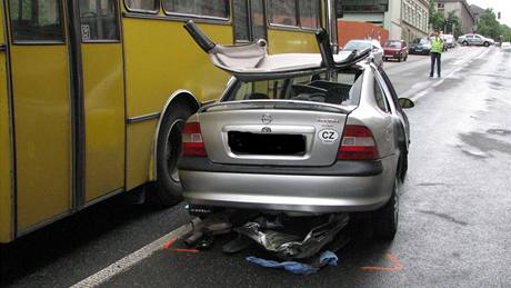 Nehoda linkového autobusu a dvou osobních aut v Králov Poli v Brn