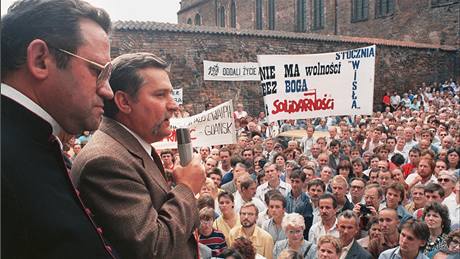 Lech Walesa promlouvá ke stávkujícím loam v srpnu 1988.