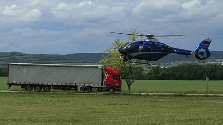 Policejní vrtulník létal nad nebezpe�nou silnicí z Poho�elic do Znojma. V úseku od Brani�ovic do Miroslavi policisté hlídali nebezpe�né p�edjí�d�ní p�es plnou �áru. Na silnici pak hlídky zastavovaly h�í�níky.