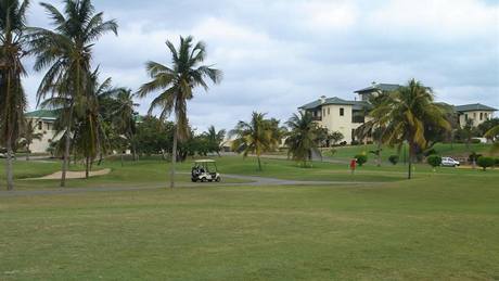 Honosná rezidence krytá palmami - vítejte ve Varadero Golf Clubu.