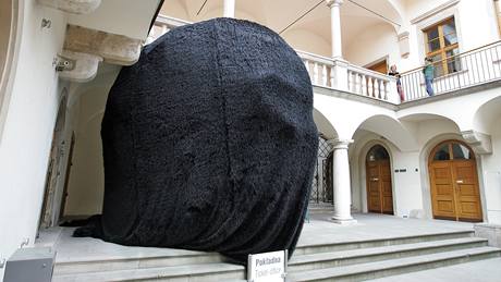 Sochy v ulicích: D�m pán� z Kun�tátu - Milan Houser: Leskymoid 