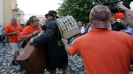 Organizátoři volebního mítinku ČSSD v Duchcově zasáhli proti Martinu Rybovi z divadla Maxe Fische (25. 5. 2009)